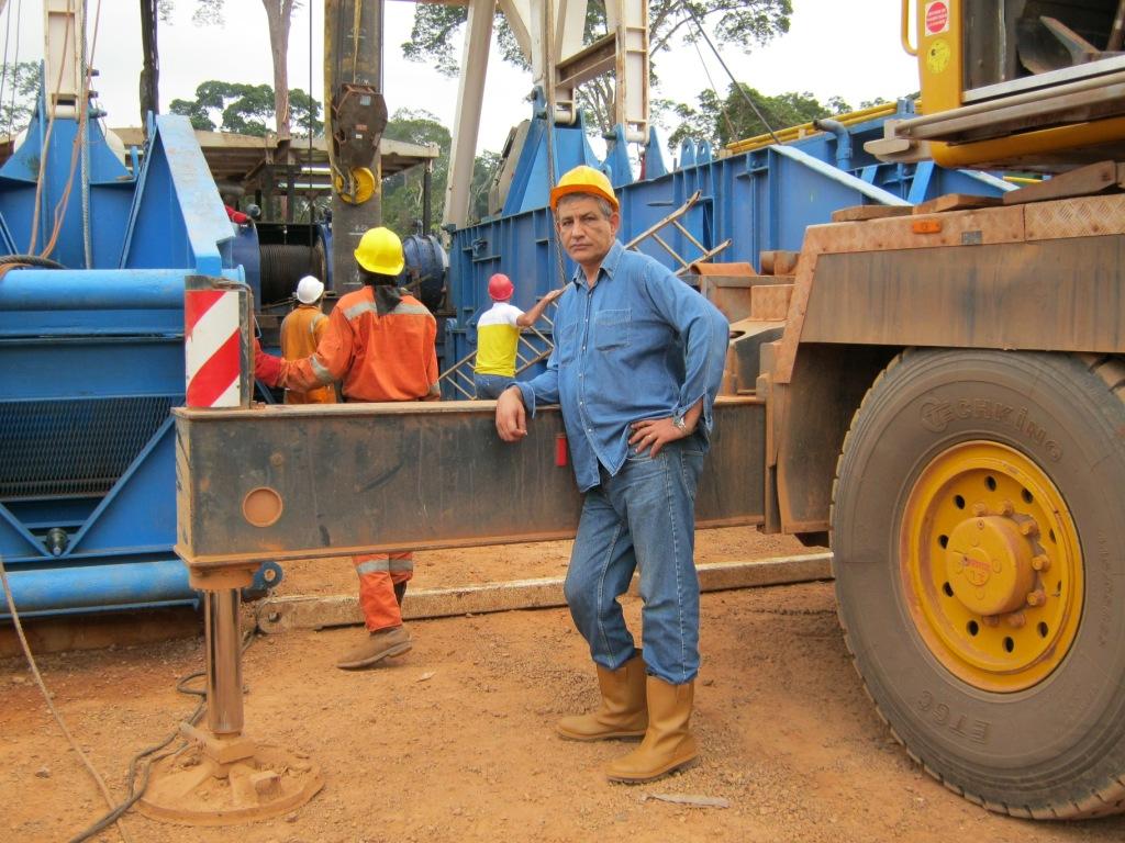 Wellsite Geologist yellow helmet rig